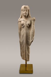 Ptolemaiosten kuningattaren, ehkä Kleopatra VII:n, patsas, 200-30 eKr. (dolomiittinen kalkkikivi).