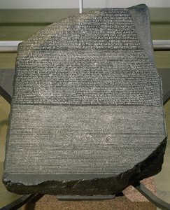 Rosettan kivi, St. Julienin linnakkeesta, El-Rashid (Rosetta) 196 eKr. (kivi) (ks. myös 2359). tekijältä Egyptian Ptolemaic Period