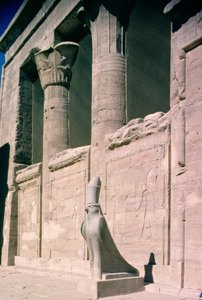 Näkymä Horuksen temppelin hiekkakivijulkisivulle tekijältä Egyptian Ptolemaic Period