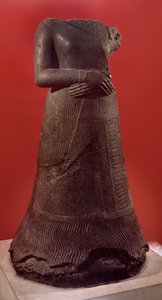 Napirasun patsas, elamilaisten kuninkaan Untash-Napirishan vaimo, noin 1340-1300 eKr. (pronssi ja kupari)