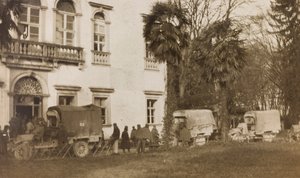 Albumi ensimmäisestä maailmansodasta Friuli-Venezia Giuliassa: ambulanssin saapuminen haavoittuneiden kanssa Villa Brazzàan, joka on Soleschiano Manzanon sotasairaalan 17:n kotipaikka, 25.11.1915 (b/w kuva) tekijältä Elena Bianconcini