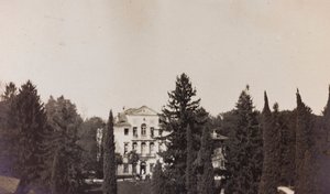 Albumi ensimmäisestä maailmansodasta Friuli-Venezia Giuliassa: näkymä Villa Brazzàsta, jossa sijaitsee Soleschiano Manzanon sotasairaalan 17, kuva otettu kirkon tornista, 01-04/1916 (b/w kuva) tekijältä Elena Bianconcini