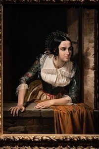 Lucia Mondella ikkunalla odottamassa kihlattuaan paluuta hääpäivänä tekijältä Eliseo Sala