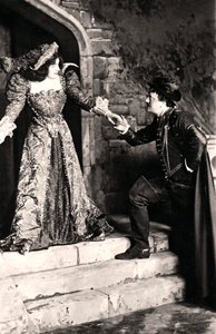Julia Neilson ja Fred Terry kohtauksessa Dorothy O The Hallista, 1900-luvun alku. tekijältä Ellis and Walery