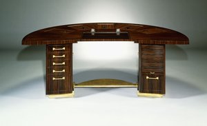 Hieno ja tärkeä kirjoituspöytä, n. 1929 (demi-lune-design, ebene de Macassar ja kullattua pronssia) tekijältä Émile Jacques Ruhlmann