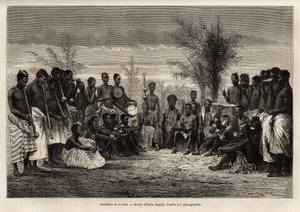 Amadifou, Assinien kuningas (Comptoir francais de Norsunluurannikko) ympäröi hoviaan ja muusikoitaan, noin 1868, kaiverrus Emile Bayardin piirustuksen mukaan, joka kuvaa varaamiraali Fleuriot