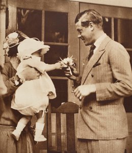 Lapsi kätkee kuningas Edward VIII:lle kimpun Enham Village Centressä, 1926 tekijältä English Photographer
