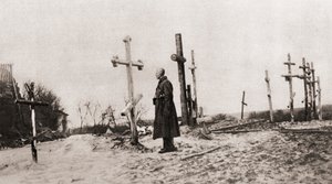 Venäläinen sotilas asetoverinsa haudalla ensimmäisen maailmansodan aikana, The Illustrated War News, 1915 tekijältä English Photographer