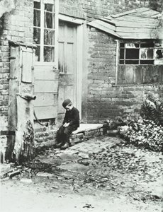Poika Frogmoressa, Lontoossa, 1888 tekijältä English Photographer