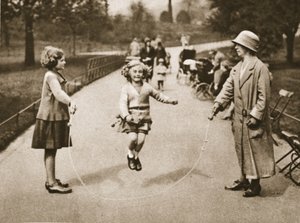 Tyttö hyppää Hyde Parkissa tai Kensington Gardensissa, Wonderful Londonista, julkaistu 1926-27 (syväpaino) tekijältä English Photographer