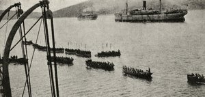 Maihinnousujoukko, joka poistui kuljetuksista rantaan Gallipolin kampanjan aikana, teoksesta The Great War: A History, osa III, 1916 tekijältä English Photographer