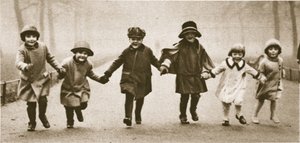 Hyde Parkissa juoksevien hyvin pukeutuneiden lasten rivi Wonderful Londonista, julkaistu 1926-27 (syväpaino) tekijältä English Photographer