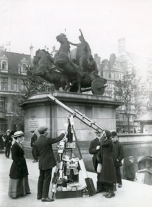 Teleskooppi Big Benin katseluun Boadicea-patsaan rantakadulla tekijältä English Photographer