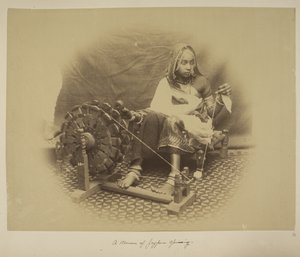 Jeyporen nainen, joka kehrä, n. 1890 (m/v kuva) tekijältä English Photographer