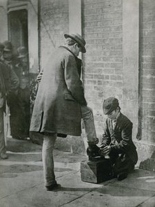 Nuori kenkämusta kiiltää miehen kenkiä kadulla tekijältä English Photographer
