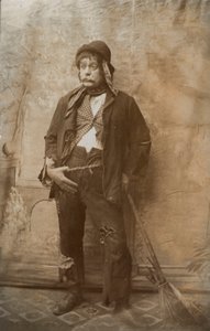Näyttelijä pukeutuneena katusiivoojaksi (s/w-kuva) tekijältä English Photographer