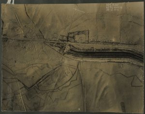 Ilmakuva ensimmäisen maailmansodan haudoista, 1917 tekijältä English Photographer