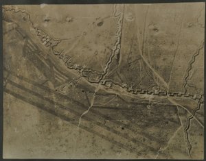 Ilmakuva ensimmäisen maailmansodan haudoista, 1918 tekijältä English Photographer