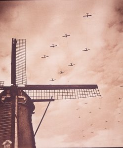 Liittoutuneiden lentokoneet hinaavat purjelentokoneita, jotka kuljettavat ilmassa olevia joukkoja Alankomaiden yllä, Arnhemin taistelu tekijältä English Photographer