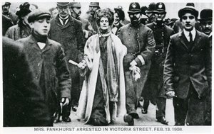 Rouva Emmeline Pankhurstin pidätys Victoria Streetillä, 13. helmikuuta 1908 tekijältä English Photographer
