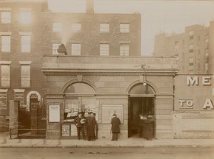 Baker Streetin rautatieasema, itäinen sisäänkäynti, Marylebone Road, Lontoo; valokuva otettu toukokuussa 1908 tekijältä English Photographer