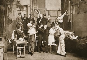 Kulissien takana: Valmistautuminen amatööriteatteriin, Handforth, kuvitus saksalaisista vangeista Isossa-Britanniassa (syväpaino) tekijältä English Photographer