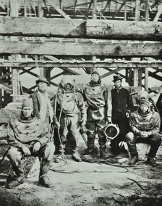 Blackfriars Bridge: rakennustyöläiset poseeraavat varusteiden kanssa, 1869 tekijältä English Photographer