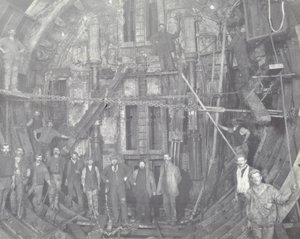 Blackwall Tunnel: ryhmä työläisiä seisoo ilmasulussa, 1894 tekijältä English Photographer