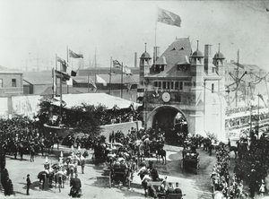 Blackwall-tunneli: hevoskärryt kulkevat tunnelin sisäänkäynnin seremoniallisen avauksen läpi, 1897 tekijältä English Photographer