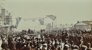 Blackwall-tunneli: Walesin prinssi, myöhemmin kuningas Edward VII ja prinsessa Alexandria osallistuvat tunnelin avajaisiin vuonna 1897. tekijältä English Photographer