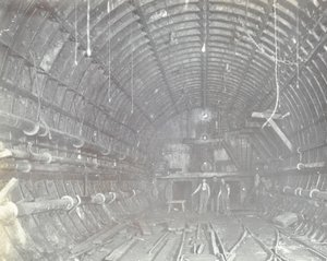 Blackwall Tunnel: kaksi miestä seisoo ilmasulussa, 1894 tekijältä English Photographer