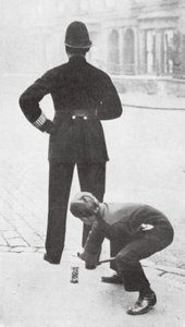 Poika pilailee poliisille (s/w-kuva) tekijältä English Photographer