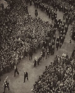Britannian pääministeri Winston Churchill ja hänen kabinettinsa kävelemässä Pyhän Margaretin kirkolle Westminsterissä kiitospalvelukseen natsi-Saksan hyökkäyksen uhalta vapautumisesta, 8. toukokuuta 1945 (m/v kuva) tekijältä English Photographer