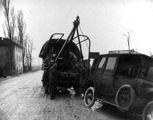 Brittisotilaat hinasivat moottoriajoneuvoa Italiassa ensimmäisen maailmansodan aikana (bw kuva) tekijältä English Photographer