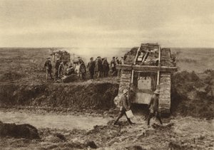 Brittipanssarivaunulentue ohittaa tykistöasemat Graincourtissa matkalla hyökkäämään Bourlon Woodiin, Cambrain taistelussa Ranskassa, ensimmäinen maailmansota, marraskuu 1917 (m/v kuva) tekijältä English Photographer