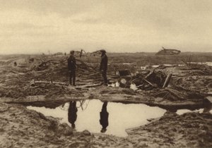 Brittitankit juuttuivat mutaan ennen kuin ne pääsivät Saksan linjoille Ypresissä, Belgiassa, ensimmäinen maailmansota tekijältä English Photographer
