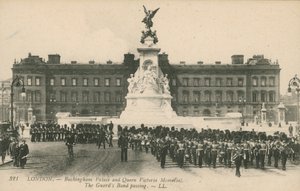 Buckinghamin palatsi ja kuningatar Victorian muistomerkki; Guards Band ohi tekijältä English Photographer