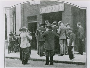Buskerit viihdyttävät Galleriajonossa olevia tekijältä English Photographer