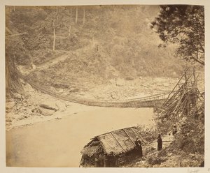 Ruokoripustussilta Teestan yli, matkalla Bhootaniin.  Näkymät Darjeelingiin. 1870-luku tekijältä English Photographer