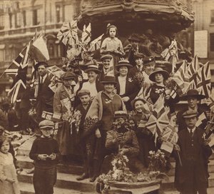 Ensimmäisen maailmansodan voittoa juhlitaan Piccadilly Circuksella Lontoossa. tekijältä English Photographer