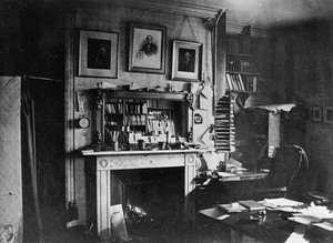 Charles Darwins opiskelee Down Housessa tekijältä English Photographer