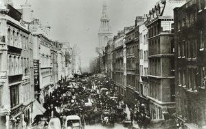 Cheapside, näkymä itään kohti Bow Churchia, Lontoon kaupunkia, 1880 tekijältä English Photographer