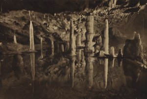 Cheddarin luolat: Stalagmiittipylväät, kaunis heijastunut ryhmä (s/w-kuva): Stalagmiittipylväät, kaunis heijastunut ryhmä (s/w-kuva) tekijältä English Photographer
