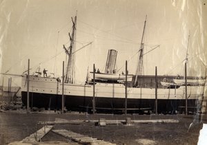 Kiinalainen tuloristeilijä "Li Kin" tai hänen sisaraluksensa "Kai Pan" lipussa valmiina laukaisuun, 1888 tekijältä English Photographer