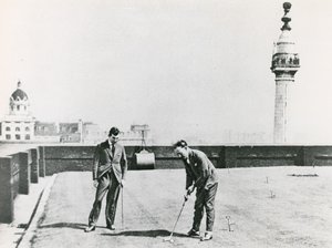 Kaupungin golfaajat monumentilta katsottuna tekijältä English Photographer