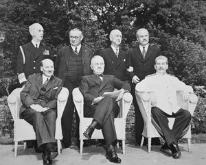 Clement Attlee (1883-1967) presidentti Harry S. Truman (1884-1972) ja Josif Stalin (1879-1953) Potsdamin konferenssissa tekijältä English Photographer