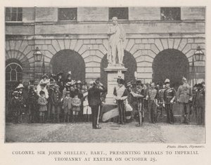 Eversti Sir John Shelley, Baronet, luovuttamassa mitalit Imperial Yeomanrylle Exeterissä 25. lokakuuta tekijältä English Photographer