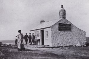 Cornwall: Ensimmäinen ja viimeinen talo, Land