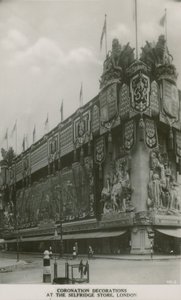 Kruunauskoristeet Selfridge-myymälässä Lontoossa tekijältä English Photographer