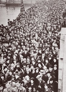 Väkijoukot odottavat pääsyä Westminster Halliin George V:n makaamisen aikana vuonna 1936 tekijältä English Photographer